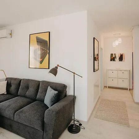 Charming Flat With Balcony & Private Parking *
