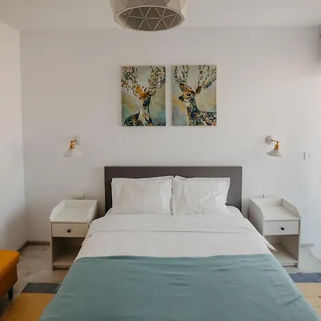 Charming Flat With Balcony & Private Parking *