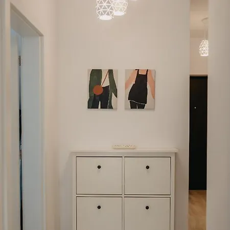 Apartamento Charming Flat With Balcony & Private Parking