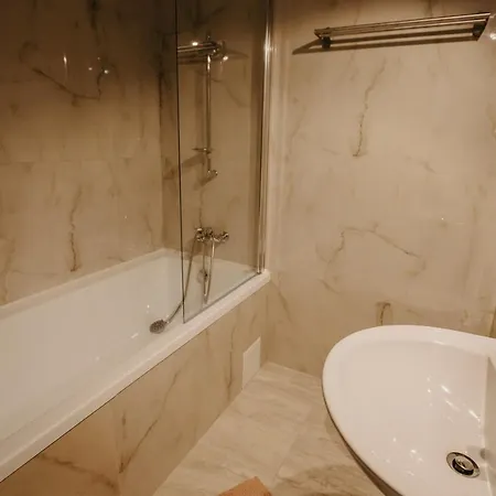 Charming Flat With Balcony & Private Parking Apartamento